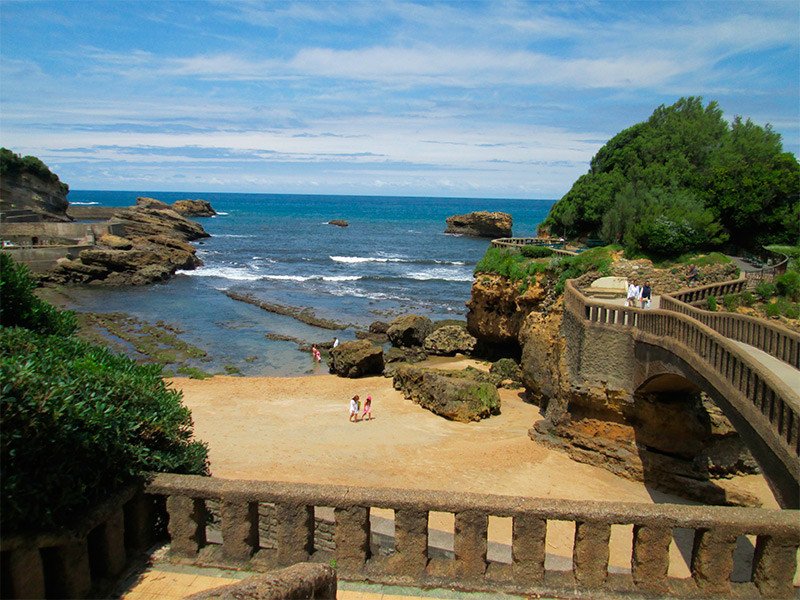 La ciudad de Biarritz tiene un aire burgués y cuidado urbanismo. Playas del Rocher du Basta. Imagen de Guiarte.com