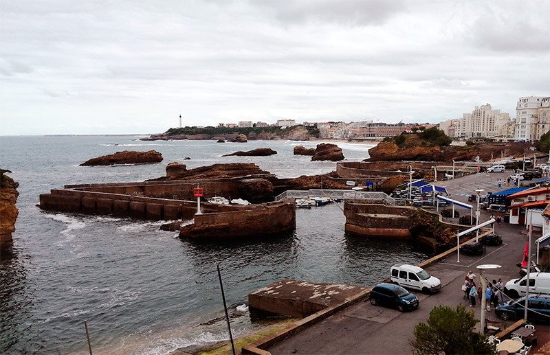 Biarritz ya no es una ciudad de pescadores. El puertecito de los pescadores. con su aspecto arcaico e ineficiente. Imagen de Guiarte.com