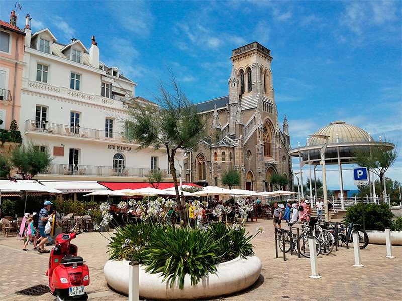 La animada  plaza de Georges Clemenceau, en Biarritz. Imagen de Guiarte.com