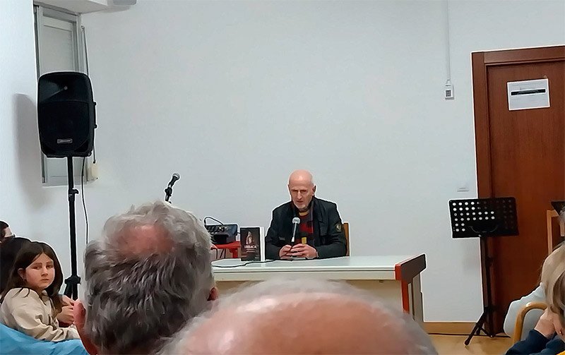 El novelista Jose Pedro Pedreira, explicando la biografía de doña Urraca