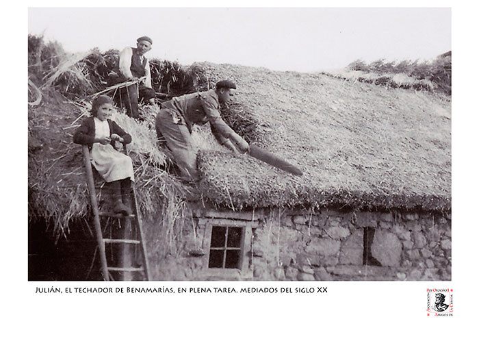 La exposición de Versos a Oliegos 2026, rememora el pasado del territorio, como este imagen con el oficio del techador de Benamarías. Imagen colección La Cepeda en Blanco y Negro. Asociación Rey Ordoño I