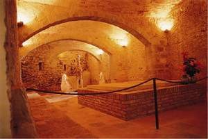 Doble sepultura en la cripta del Castillo de Púbol (Girona), cuya construcción encargó el propio Dalí en 1982, cuando murió Gala. Bajo la lápida de la derecha descansa su esposa.