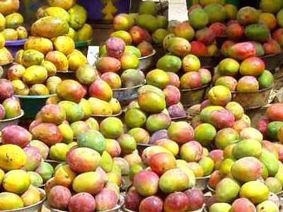 Al rico mango. Los colores son más variados que los sabores. Fruta en un mercadillo de Dakar. Imagen Miguel Moreno. Guiarte.com