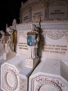 Frente a los oscuros mármoles del panteón de reyes, en el panteón de infantes abundan los mármoles claros. guiarte.com