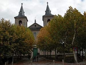 La iglesia parroquial de El Escorial tiene un magnífico granito y una hechura que recuerda al gran palacio-monasterio. guiarte.com