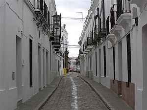 La vida es tranquila en Cazalla, en medio de calles blancas de ventanas floridas. guiarte.com. Copyright