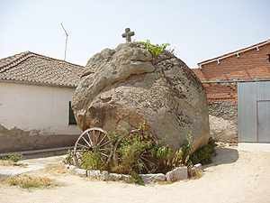 El botón de Balisa, en Segovia, es considerado menhir por los crédulos. Por si acaso, los creyentes lo han coronado con una cruz. Imagen de Miguel Moreno
