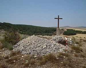 En Las Fraguas (Soria) hay un montón de piedras en el que se ha querido ver un túmulo prehistórico. En las proximidades se ha erigido una cruz.Imagen de Miguel Moreno.
