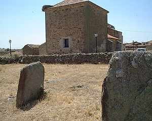 Zafrón es un pueblo salmantino que aún conserva restos del dolmen junto a la iglesia parroquial. Exquisita convivencia.
