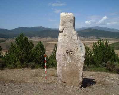 Los menhires de Valdeolea (Cantabria) presentan casi todos ellos cruces con puntos en los cuadrantes, muy tradicionales en las marcas mojoneras. Imagen de Miguel Moreno