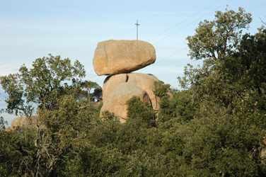 La Pedralta de Sant Feliu de Guixols (Gerona). El equilibro de la piedra alta por antonomasia era inestable, y terminó en el suelo. La volvieron a colocar, y no se olvidaron de la cruz. Imagen de  Mig