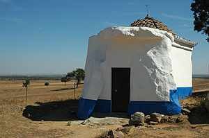 Sao Brisos es otra iglesia de Portugal que aprovecha la estructura del dolmen como atrio. Detrás se ha ampliado la nave. Imagen de Miguel Moreno