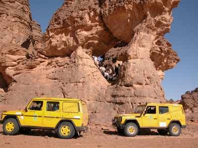 Los espedicionarios, en una oquedad del desierto. guiarte.com.