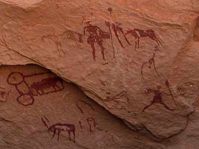 Pinturas prehistóricas en una roca del trayecto. guiarte.com