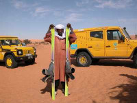 Un tuareg, ofrece  esquís en a...