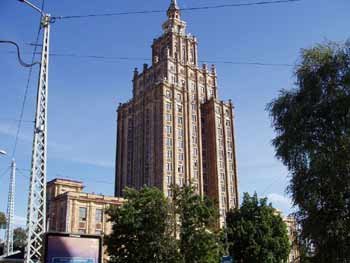 Típico edificio soviético en Riga, reminiscencia de varias décadas de dominio ruso. Imagen de Miguel Moreno. guiarte.com. Copyright