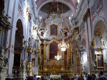 La decoración de los templos católicos lituanos recuerda mucho al barroco polaco, tan cromático y lujoso. Imagen de Miguel Moreno. guiarte.com. Copyright