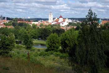 La especulación está rodeando el casco histórico de Vilnius, en Lituania, pero aún se conservan amplios espacios verdes en el centro de la ciudad. Imagen de Miguel Moreno. guiarte.com. Copyright