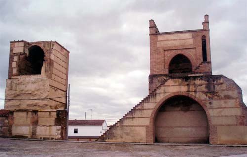 Retazos de muralla de Madrigal, atestiguando un pasado más glorioso. guiarte.com