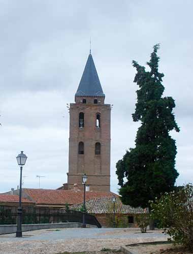 Los campanarios atestiguan la primacía de lo religioso, dominando sobre los tejados del casco urbano. guiarte.com