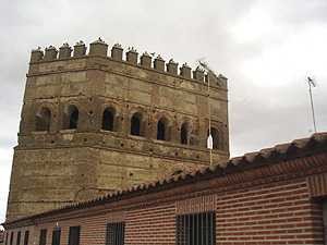 Hay quien dice que no eran altas torres, sino albas torres, por la tonalidad de las murallas. guiarte.com