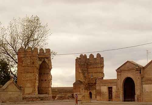 Muros derruidos, recuerdos del poder de hace siglos. guiarte.com