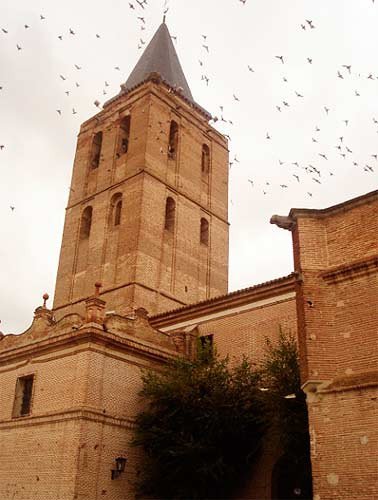 El campanario de la iglesia de San Nicolás de Bari, con su rotundidad cubista. guiarte.com