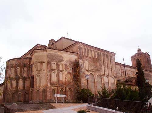 Las arcadas de románico mudéjar de Santa María del Castillo, en Madrigal. guiarte.com