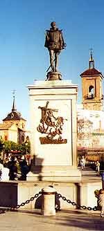 Estatua a Miguel de Cervantes, uno de los grandes hijos de Alcalá. Foto guiarte