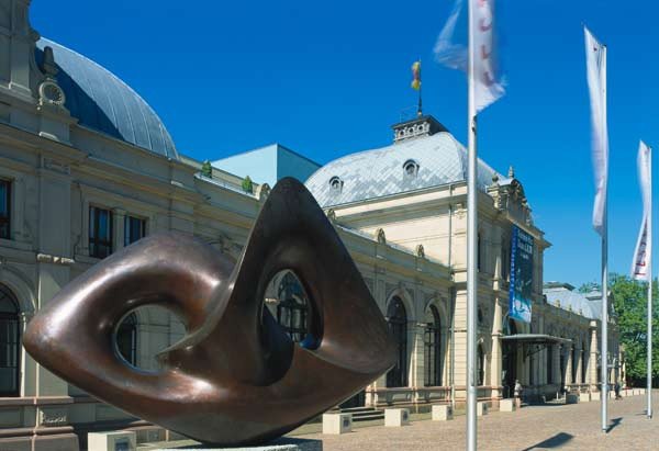 Baden-Baden Festival Hall y escultura de Henry Moore. Turismo Alemán/Andrew Cowin