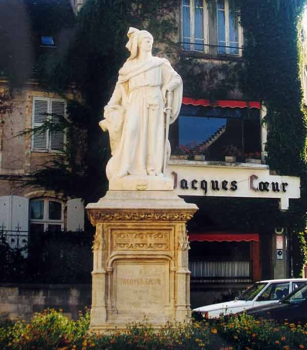 Jacques Coeur fue un rico comerciante local que acabó, perseguido por el rey francés, al servicio de la corte papal. Es un mito para Bourges. Imagen de guiarte.com