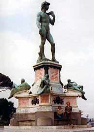 La copia del David preside la plaza de Miguel Angel, desde la que se tiene una de las mejores vistas de Florencia. Foto guiarte. Copyright
