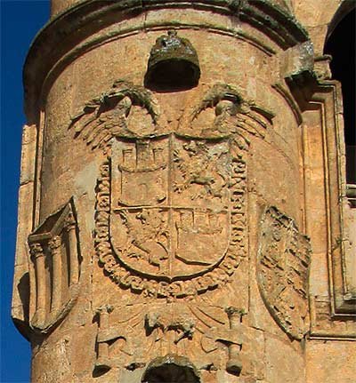 Escudo de la corona de Castilla y León, con el águila imperial bicéfala, en el ayuntamiento de Ciudad Rodrigo. Imagen de guiarte.com