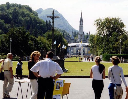 Visitantes de Lourdes, en la explanada, delante de los santuarios. Imagen de Guiarte.com