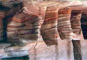 Interior de una tumba, con el colorido fantastico de la roca de Petra. Imagen de guiarte.com. Copyright