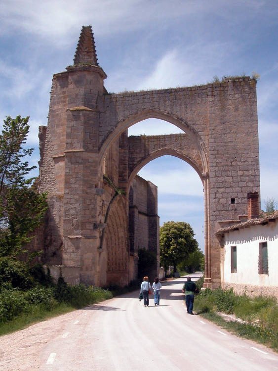 Los peregrinos pasaron siempre bajo estas arcadas góticas del convento de San Antón, cuyas ruinas conservan encanto y melancolía. Guiarte.com