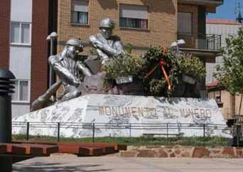 Monumento al minero, en el centro de la localidad. guiarte.com. Copyright