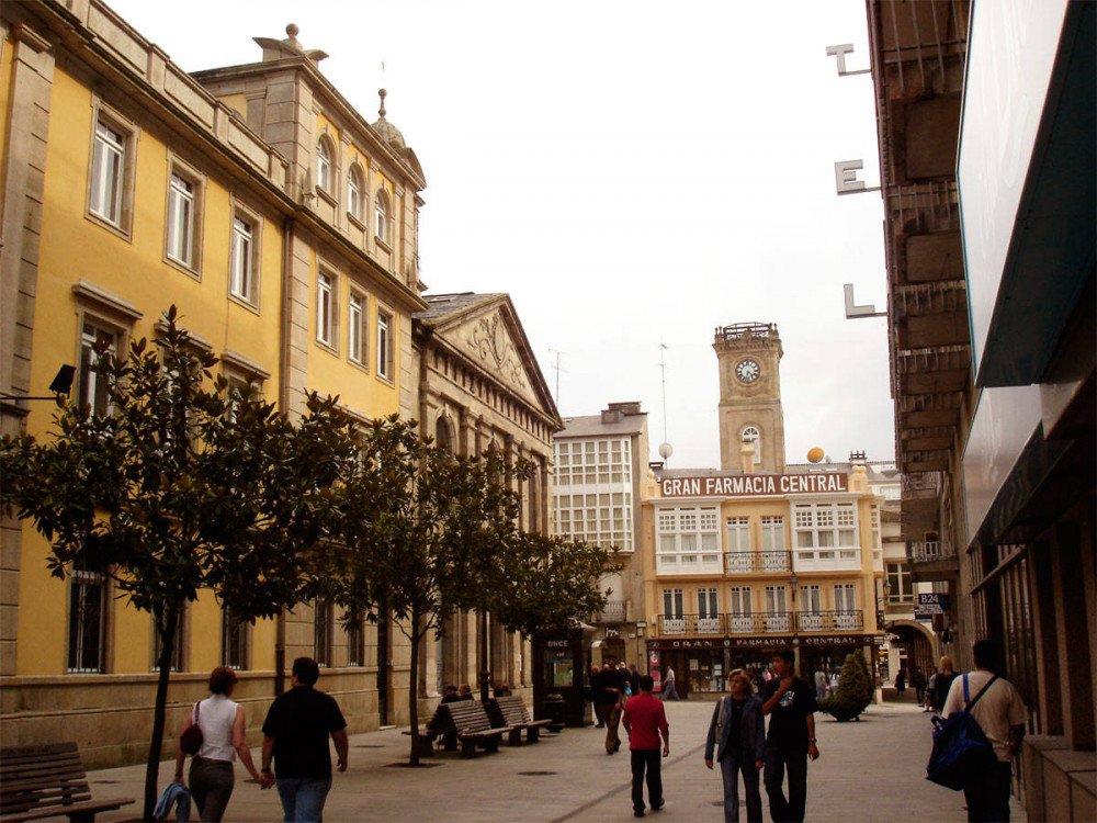 Hay una amplia zona comercial peatonal en el viejo casco urbano de Lugo, con excelentes establecimientos. guiarte.com.