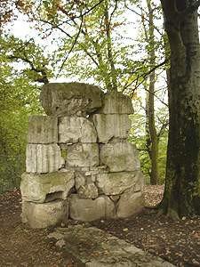 Una imagen romántica. Las piedras cargadas de historia, entre el bosque. guiarte.com. Copyright