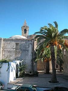 El sencillo campanario de la Iglesia del salvador, destaca en esta imagen tomada desde la muralla de Vejer. guiarte.com