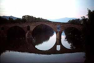 Tal vez sea este puente sobre el Arga, en Puente La Reina, uno de los símbolos del camino en Navarra. Foto guiarte