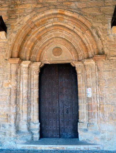 Puerta de la iglesia de Cizur Menor, el primer pueblo del Camino, después de Pamplona. imagen de guiarte.com