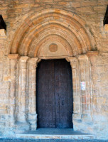 Puerta de la iglesia de Cizur...