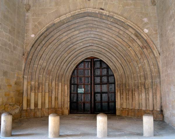 Austera puerta occidental de la catedral de Santo Domingo de la Calzada. Imagen de guiarte.com. Copyright