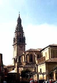 la torre de la catedral de Santo Domingo preside buen trecho del Camino. Foto guiarte
