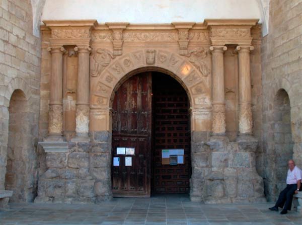 Santa María del Castillo, en Frómista. Magnífica portada del Renacimiento. Imagen de guiarte.com