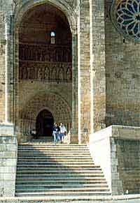 La monumentalidad de la iglesia de Villalcázar se aprecia en su grandiosa entrada. Foto guiarte