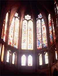 La belleza arquitectónica de la catedral de León se realza con sus vidrieras. Foto guiarte
