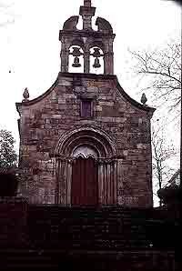En este tramo del Camino abundan las pequeñas iglesias románicas, como esta de Puertomarín. Foto guiarte