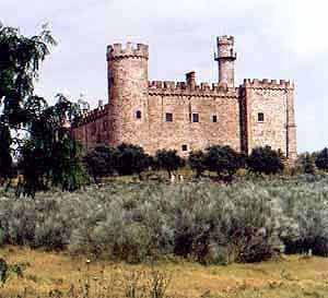 Cerca de Valdesalor está el castillo de Arguijuela de Arriba. Foto guiarte